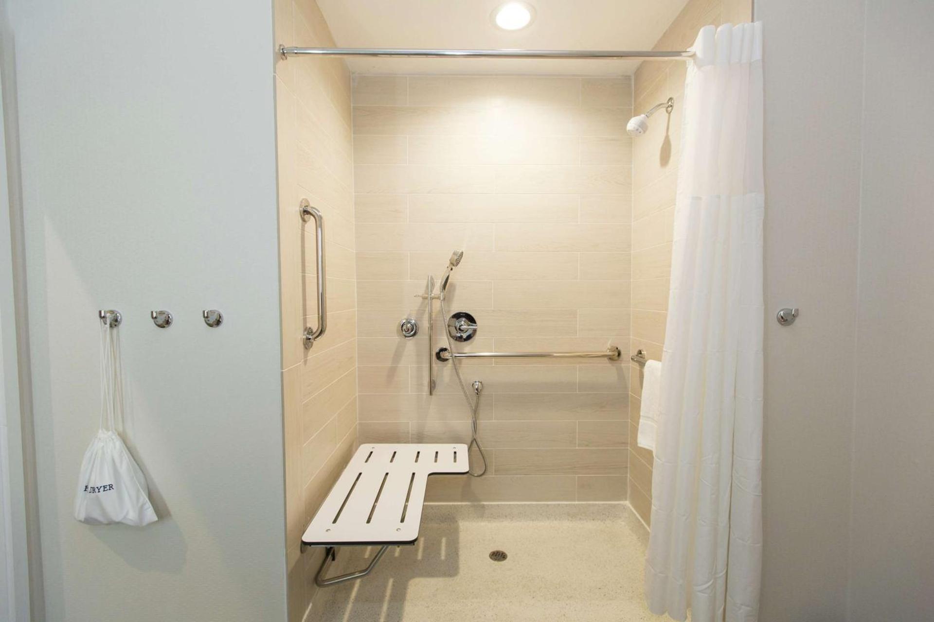 Hampton Inn Mustang photo 31