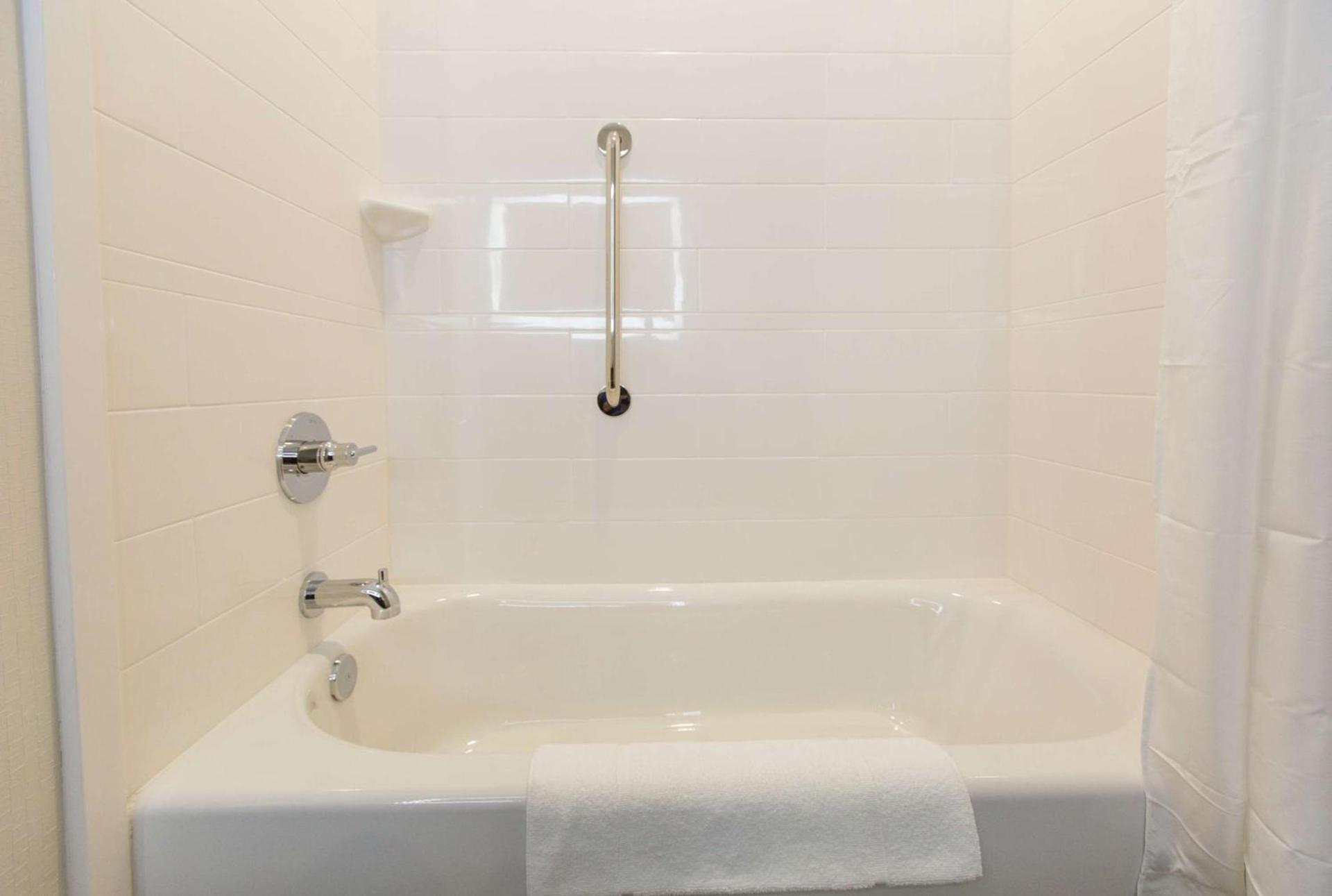Hampton Inn Mustang photo 33