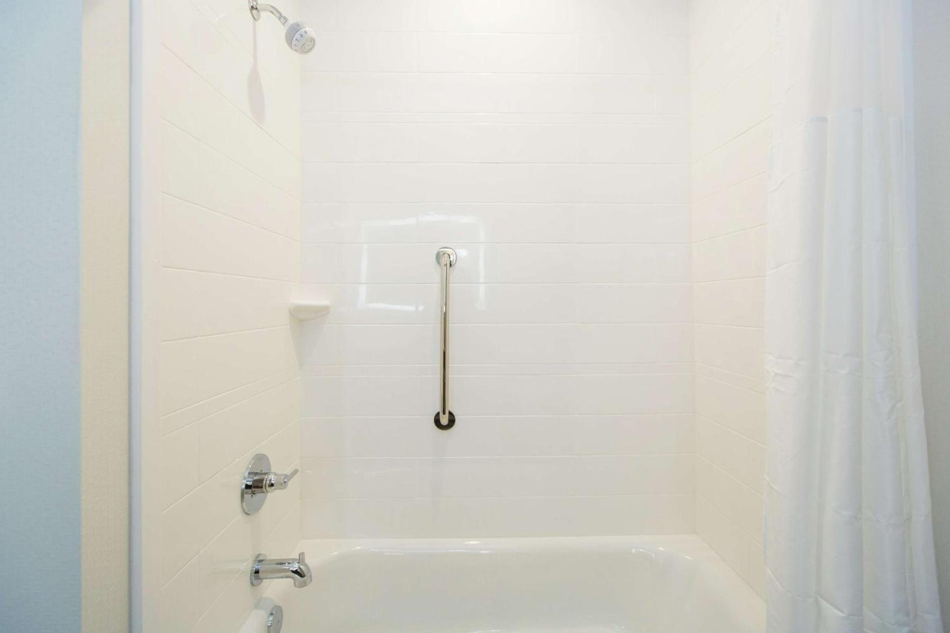 Hampton Inn Mustang photo 38