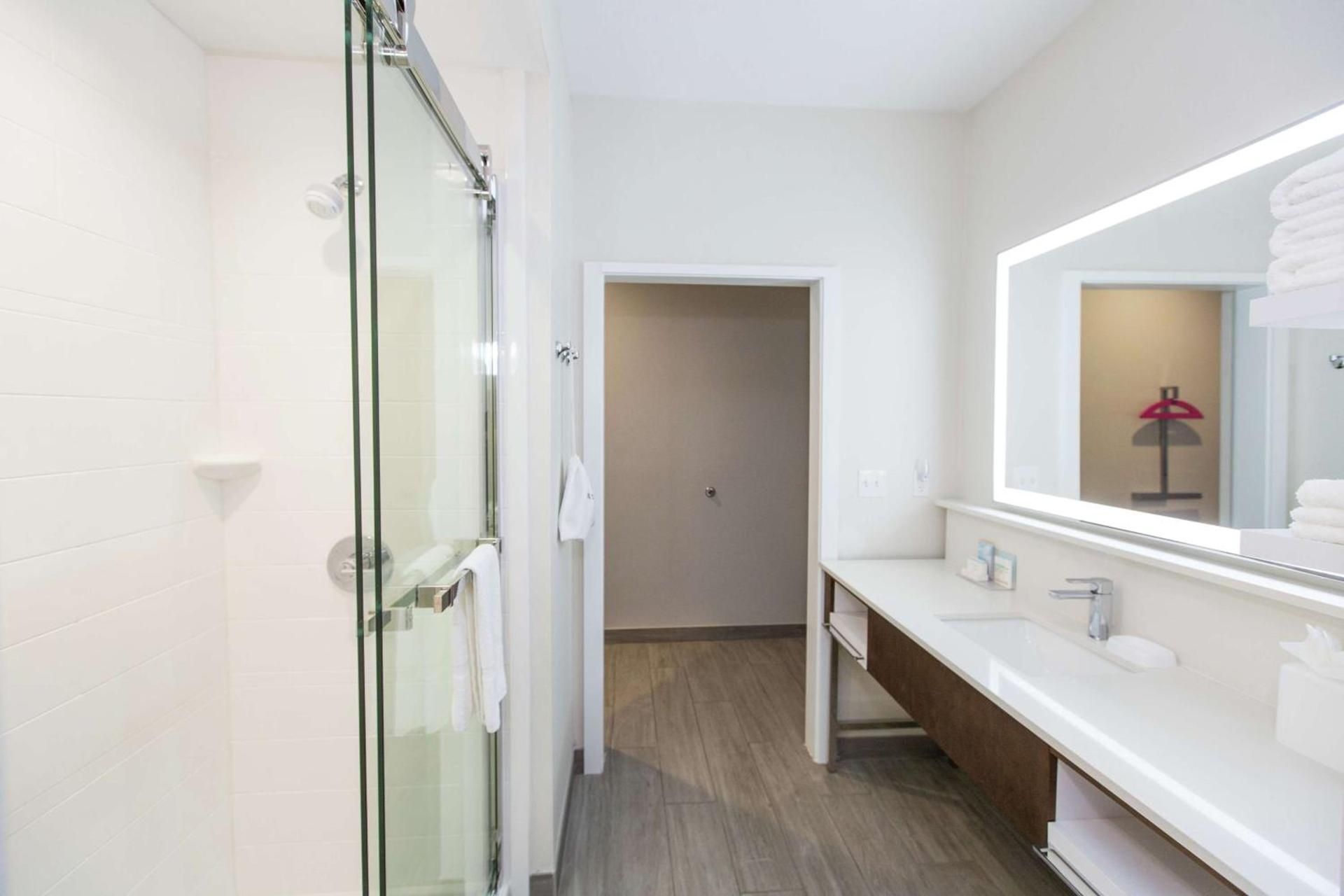 Hampton Inn Mustang photo 39