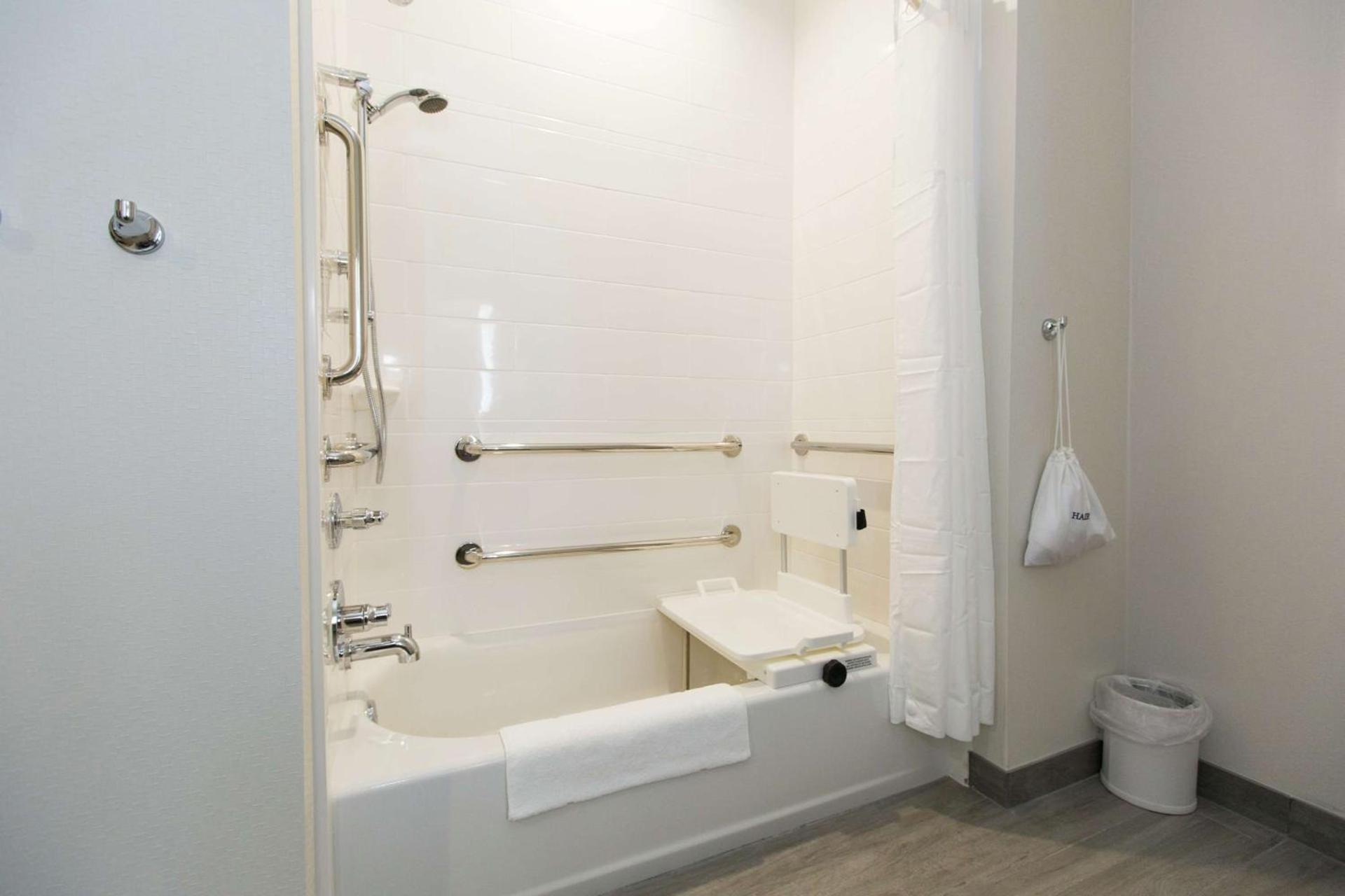 Hampton Inn Mustang photo 41