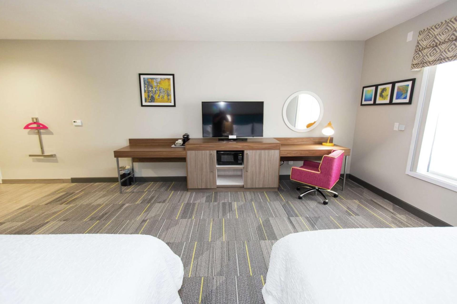 Hampton Inn Mustang photo 40