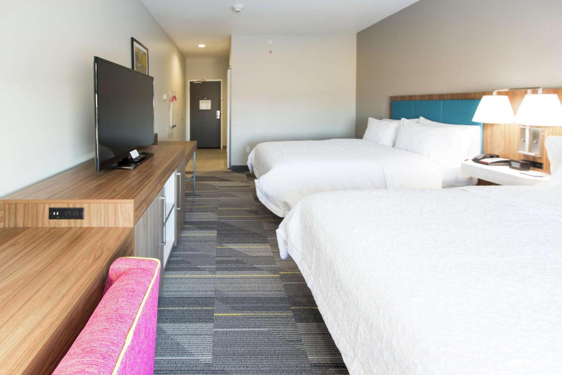 Hampton Inn Mustang photo 48
