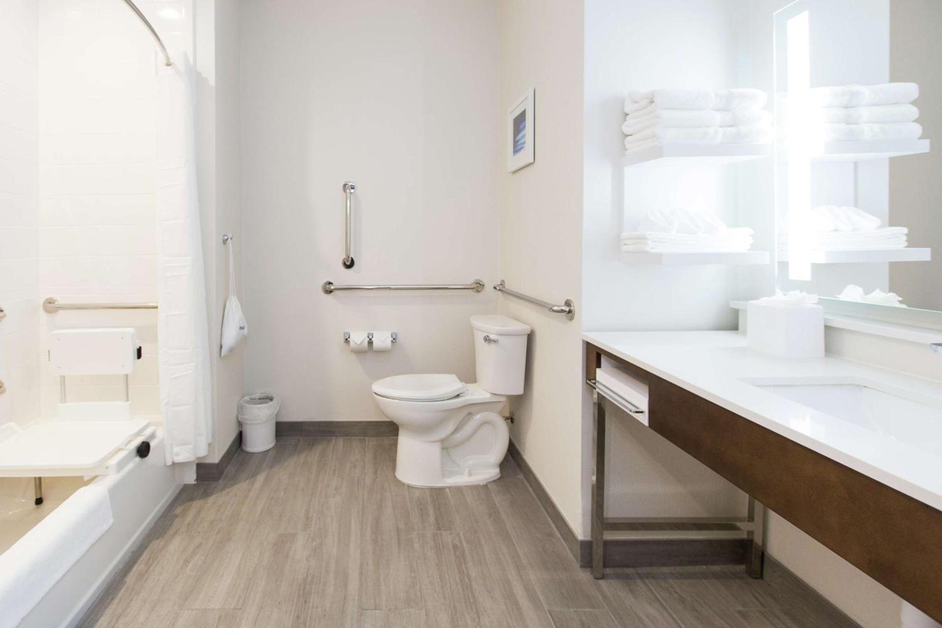 Hampton Inn Mustang photo 49