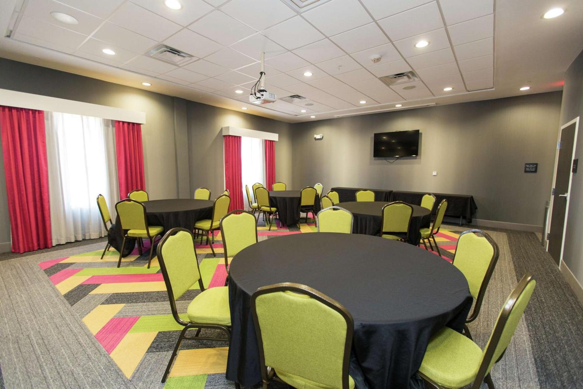 Hampton Inn Mustang photo 51