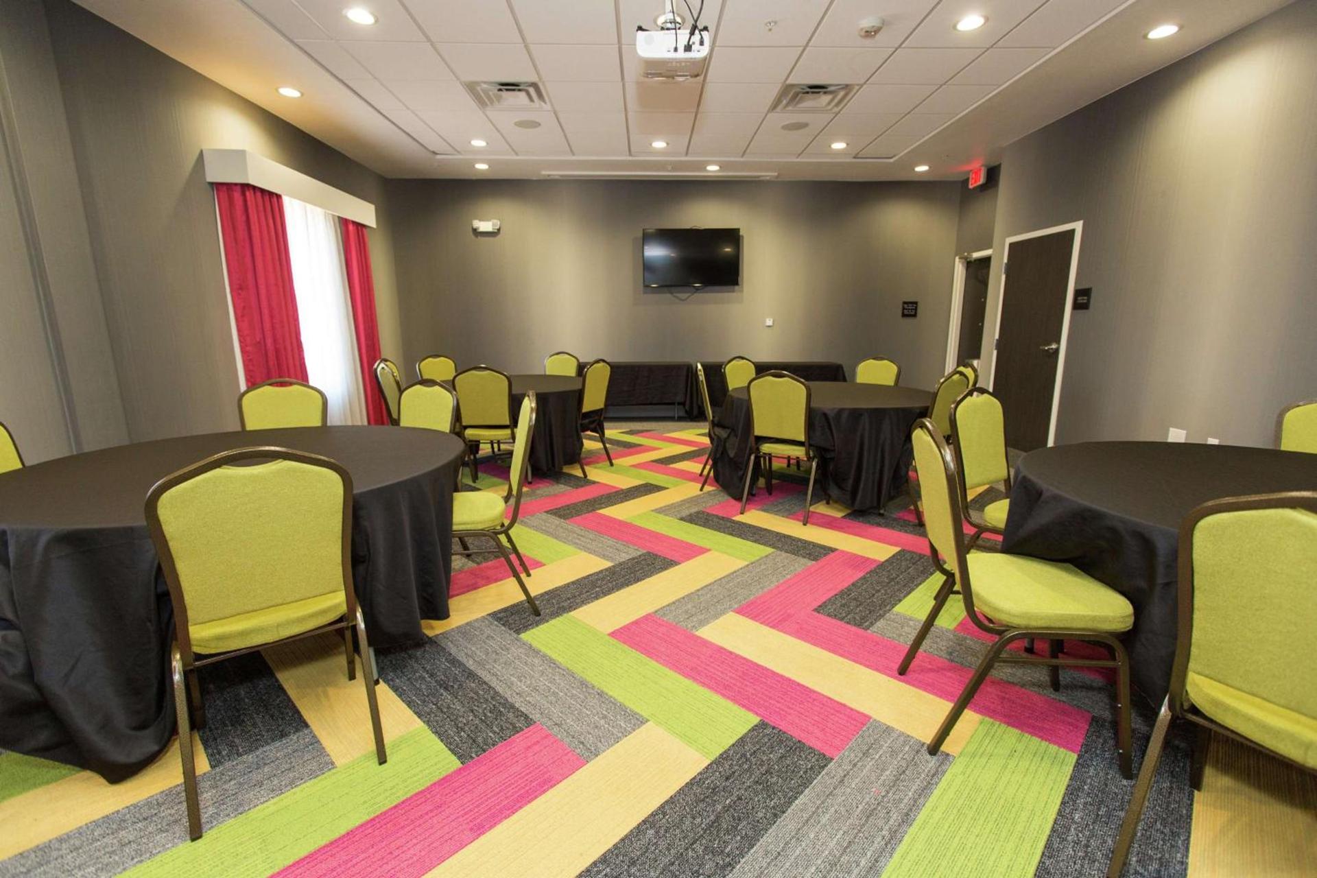 Hampton Inn Mustang photo 53
