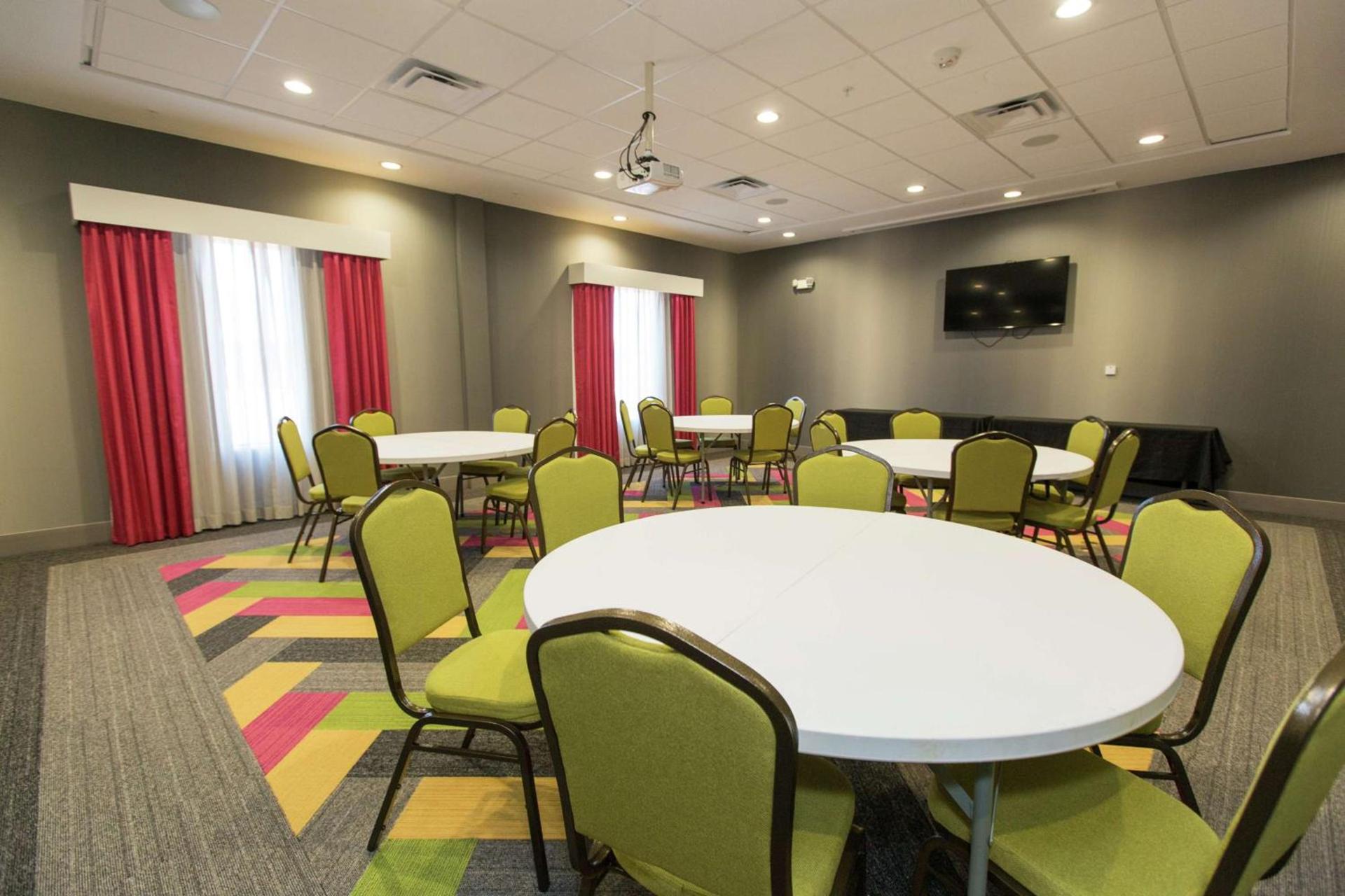 Hampton Inn Mustang photo 52