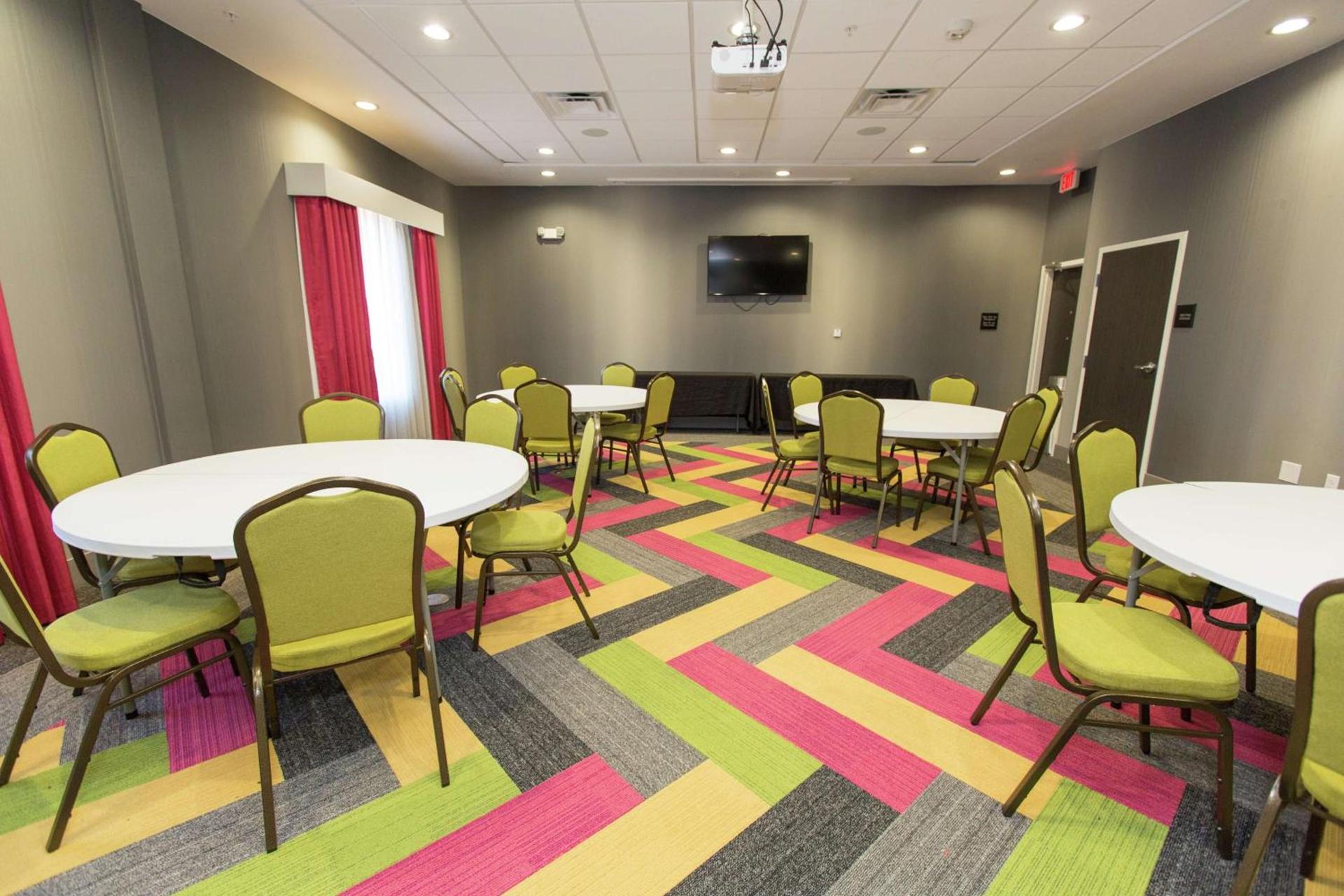 Hampton Inn Mustang photo 54