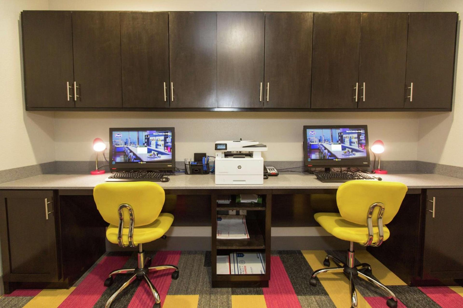 Hampton Inn Mustang photo 59
