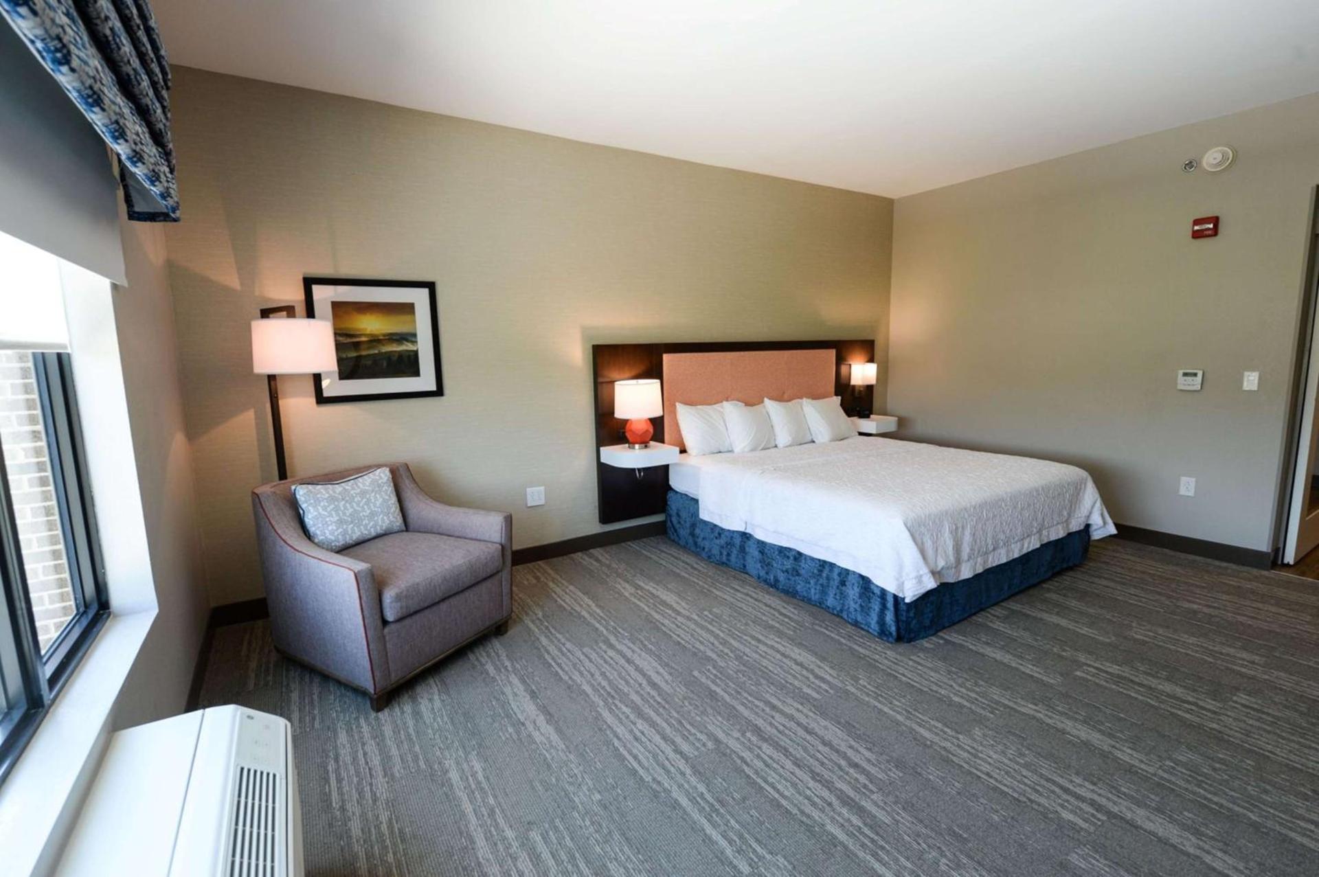 Hampton Inn & Suites Lenoir, NC photo 33