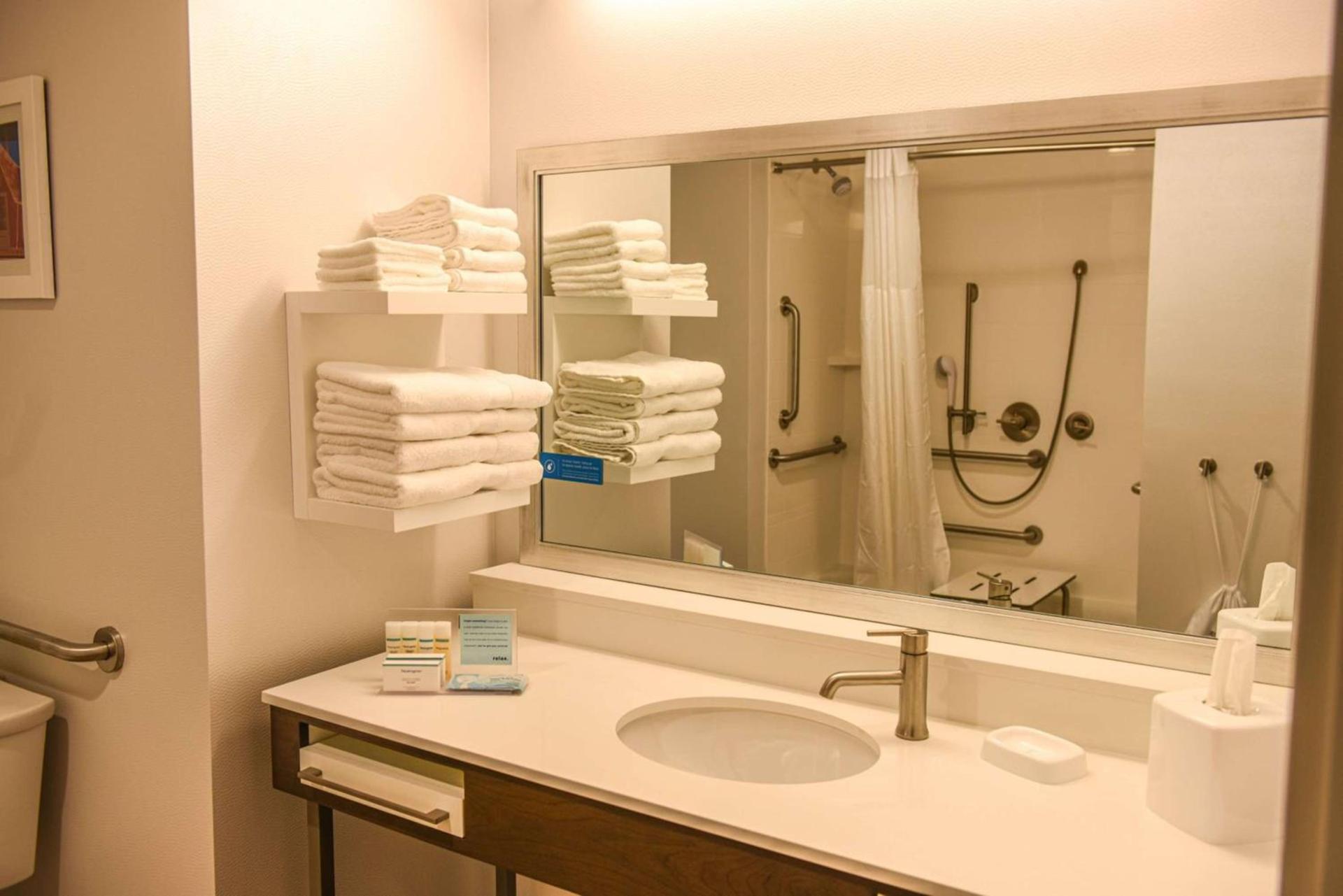 Hampton Inn & Suites Lenoir, NC photo 32