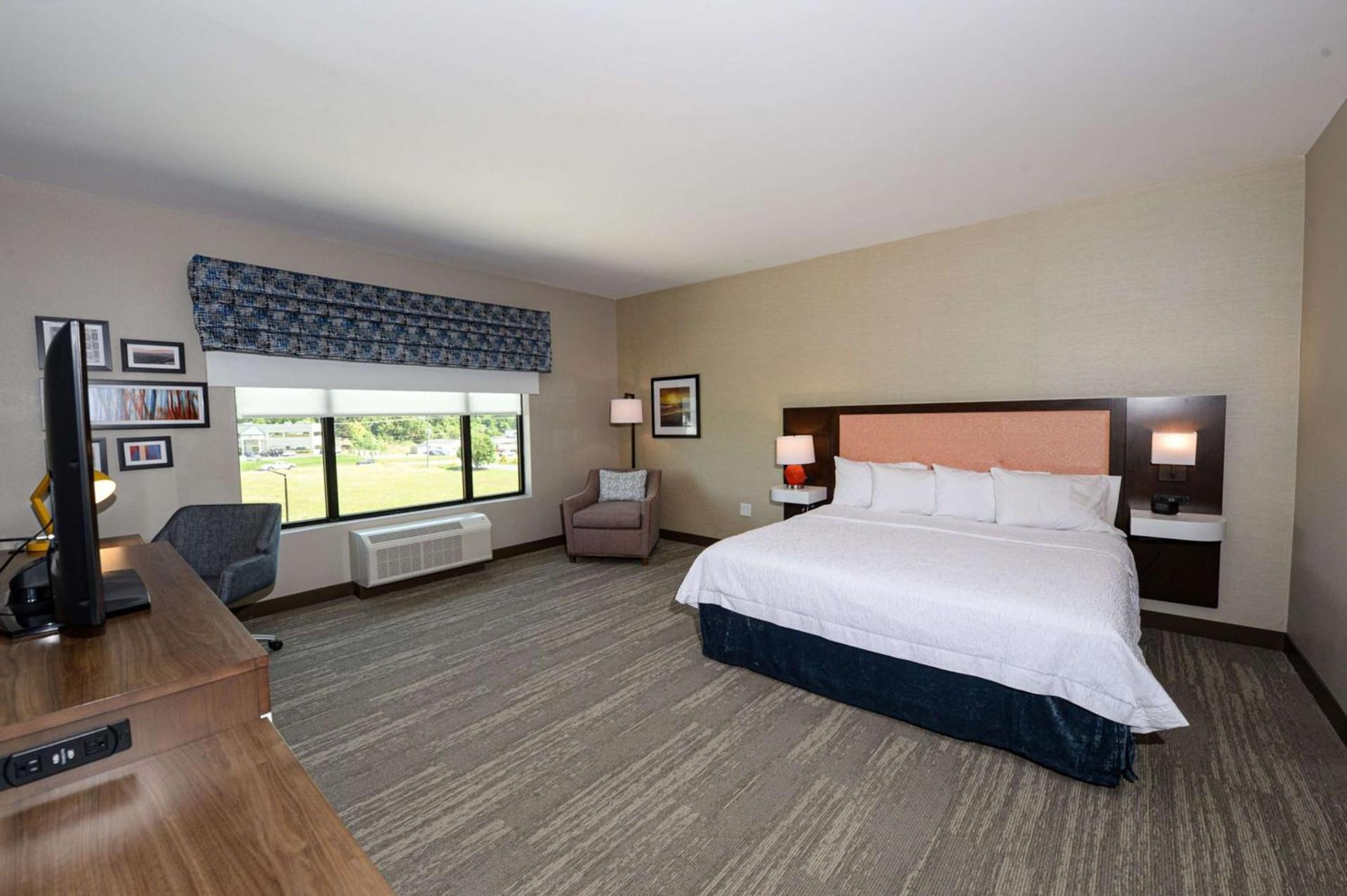 Hampton Inn & Suites Lenoir, NC photo 44