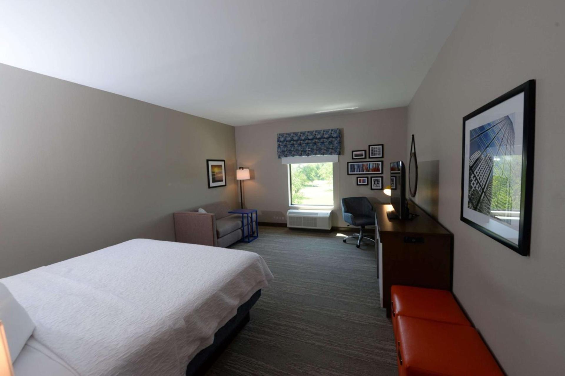 Hampton Inn & Suites Lenoir, NC photo 54