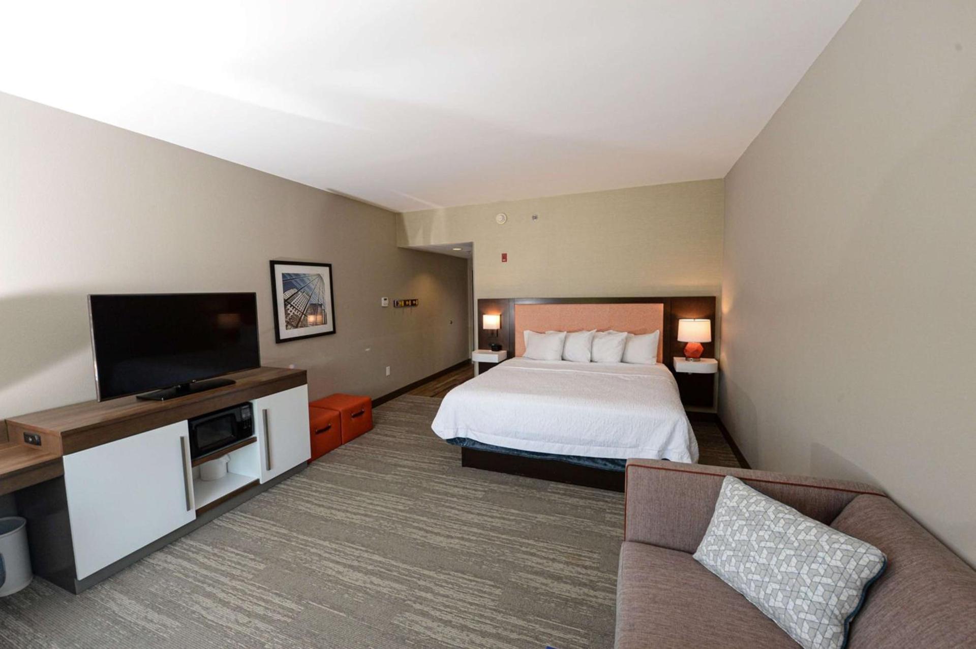 Hampton Inn & Suites Lenoir, NC photo 58