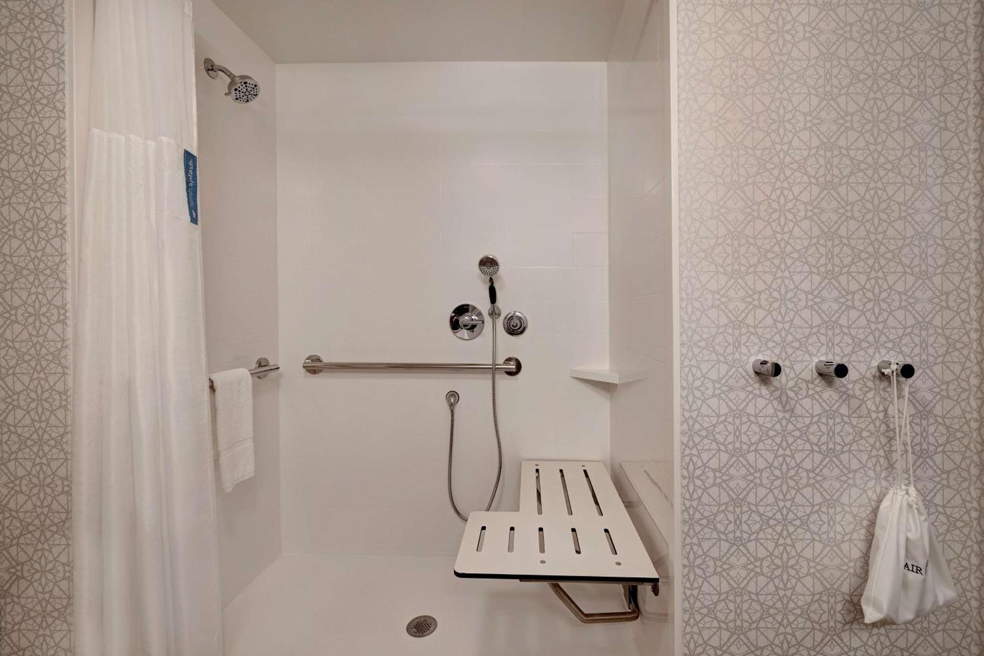 Hampton Inn Crown Point, In photo 21