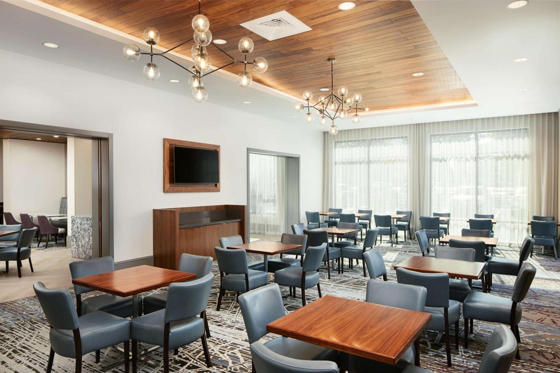 Embassy Suites By Hilton Atlanta Airport North photo 6