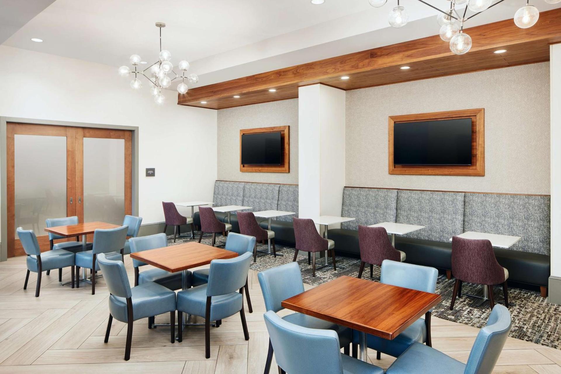 Embassy Suites By Hilton Atlanta Airport North photo 8