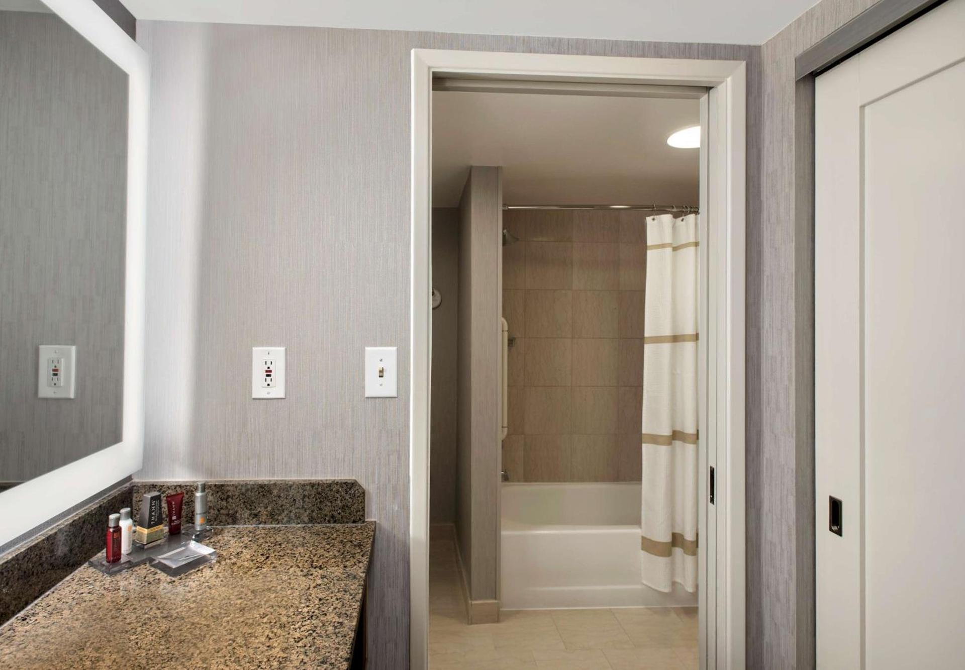 Embassy Suites by Hilton Bethesda Washington DC photo 22