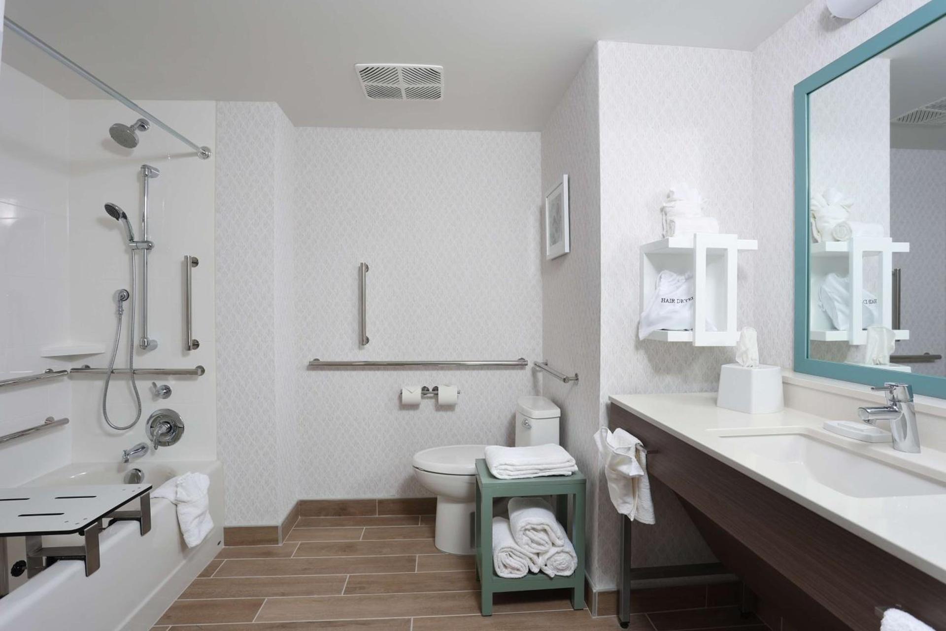 Hampton Inn & Suites Manistee, Mi photo 32