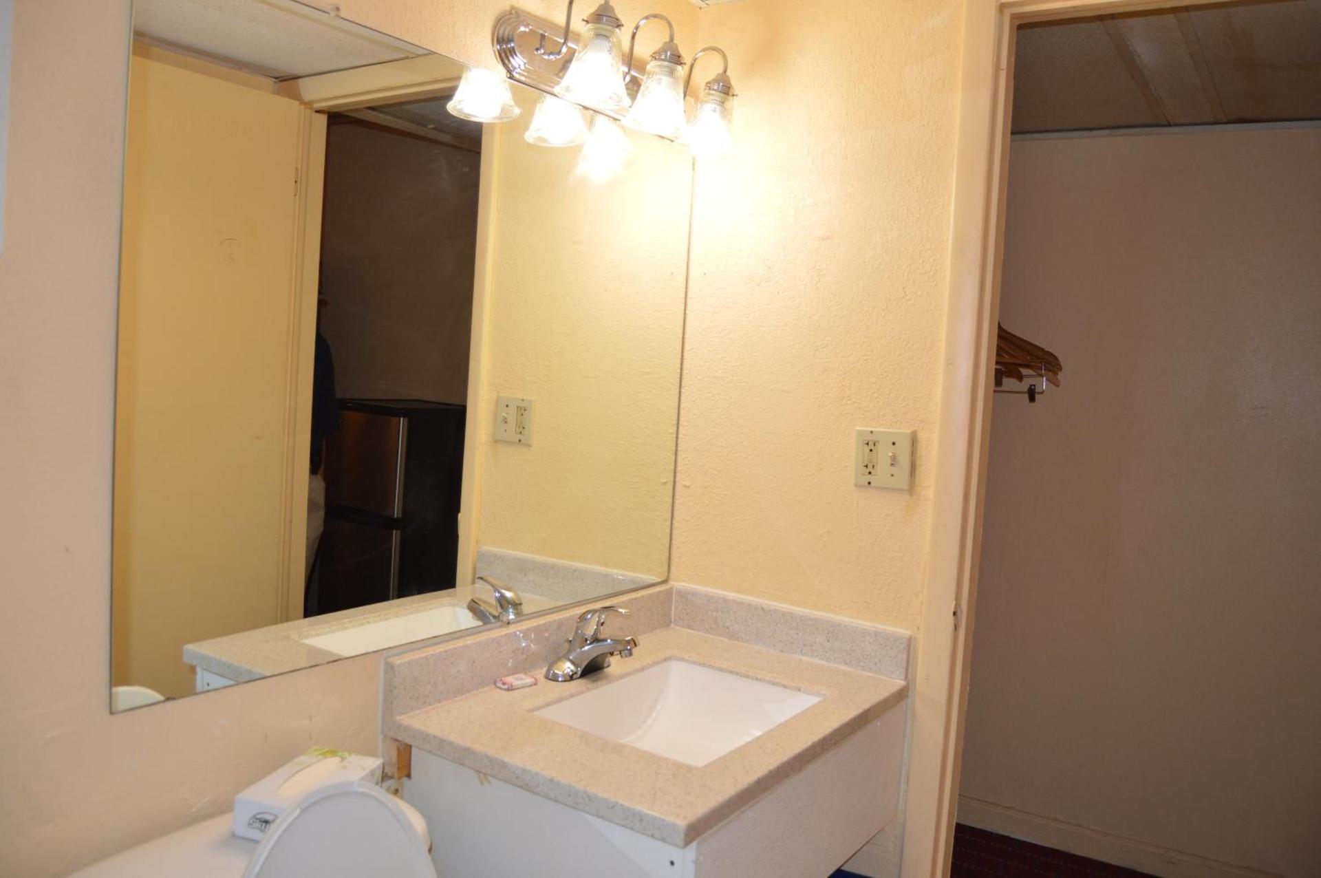 Travelers Inn photo 33