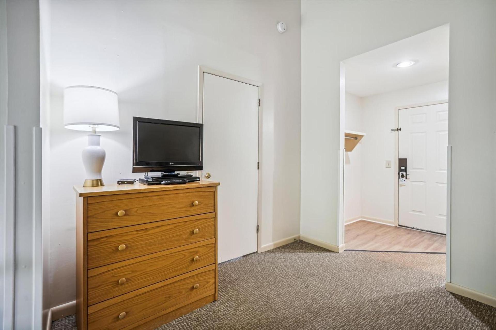Cedarbrook Standard Hotel Room 105 photo 19