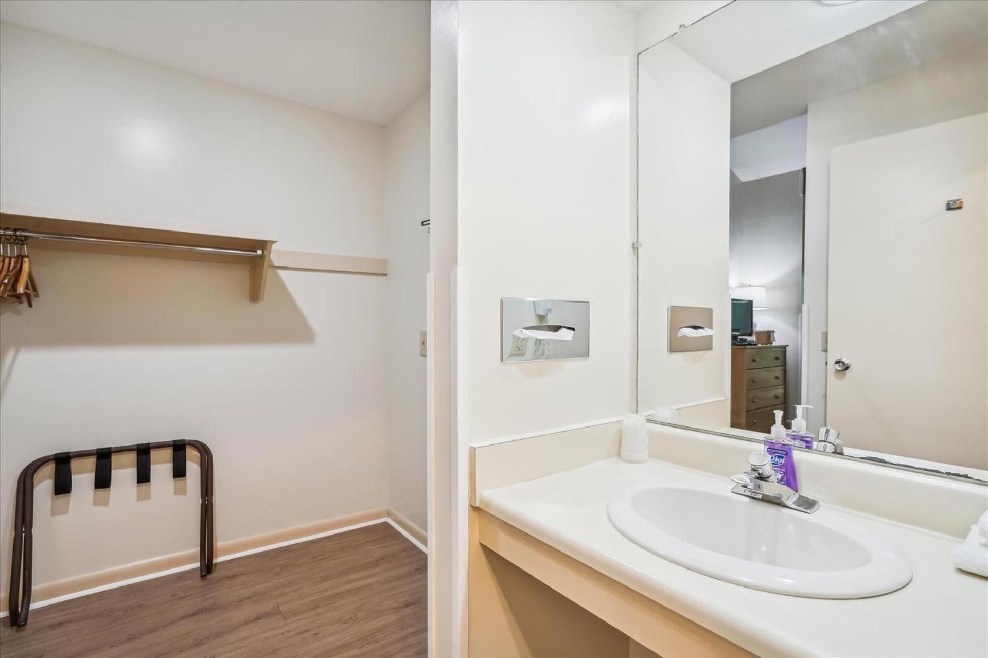 Cedarbrook Standard Hotel Room 105 photo 10