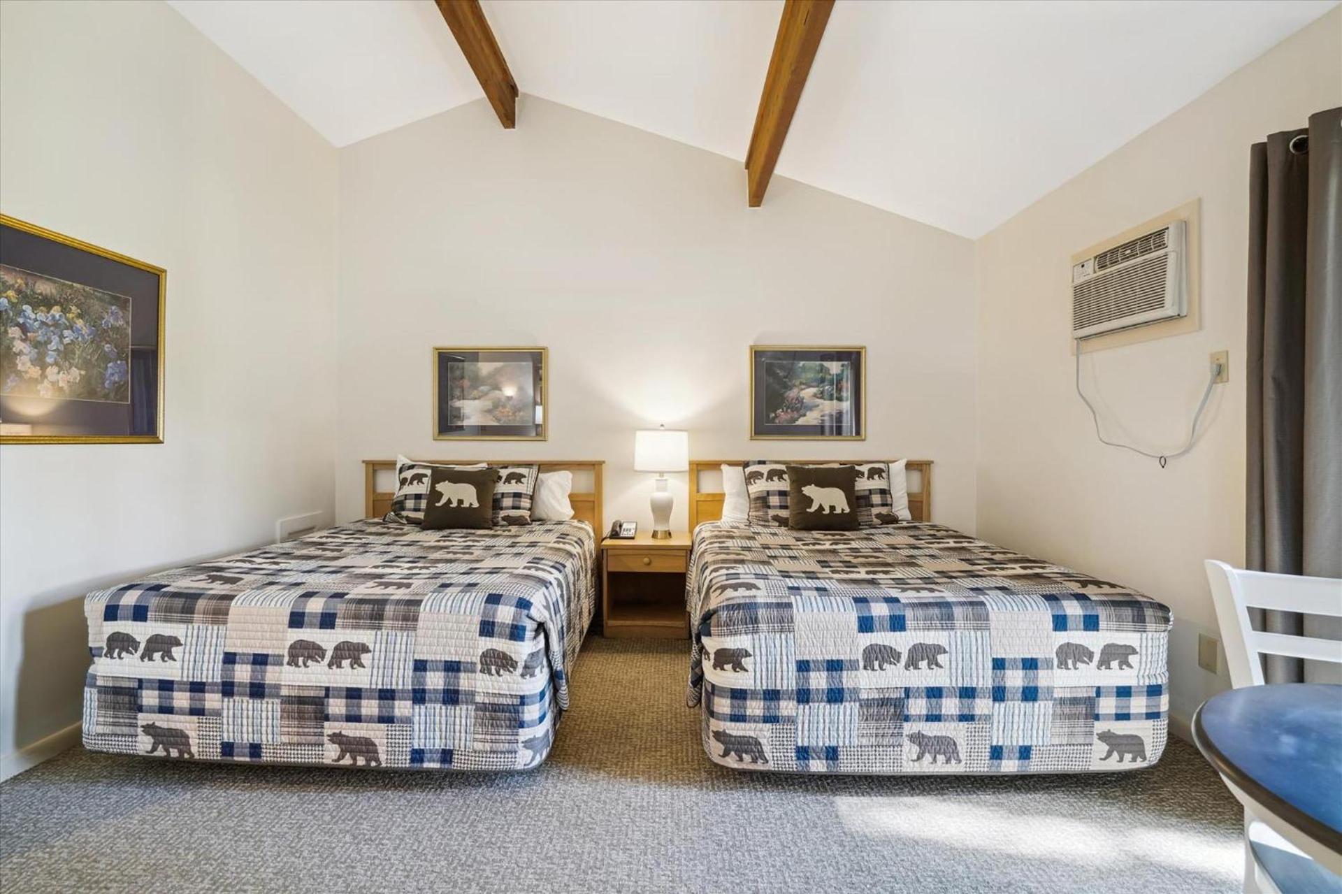 Cedarbrook Standard Hotel Room 204 photo 14