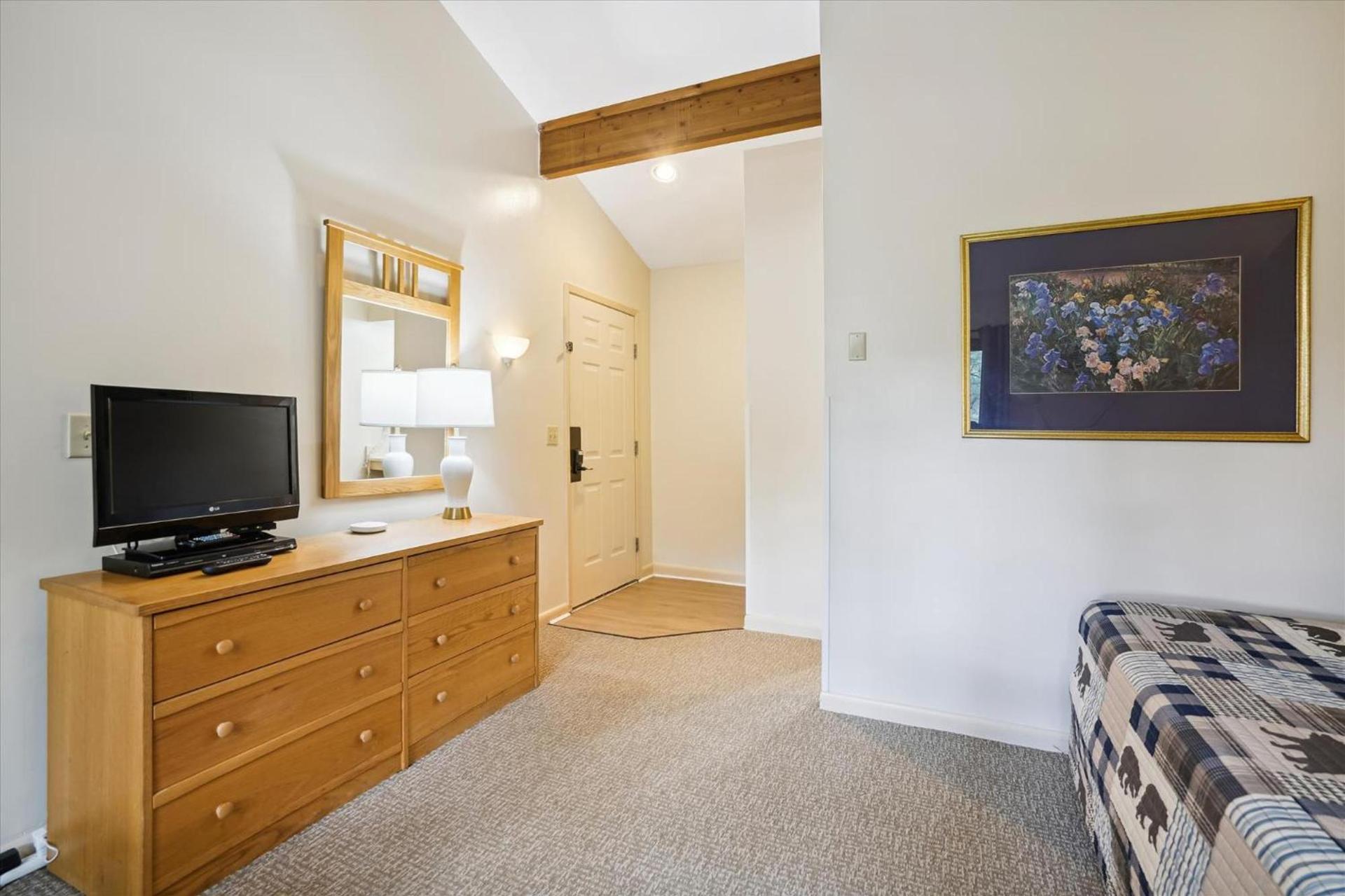 Cedarbrook Standard Hotel Room 204 photo 17