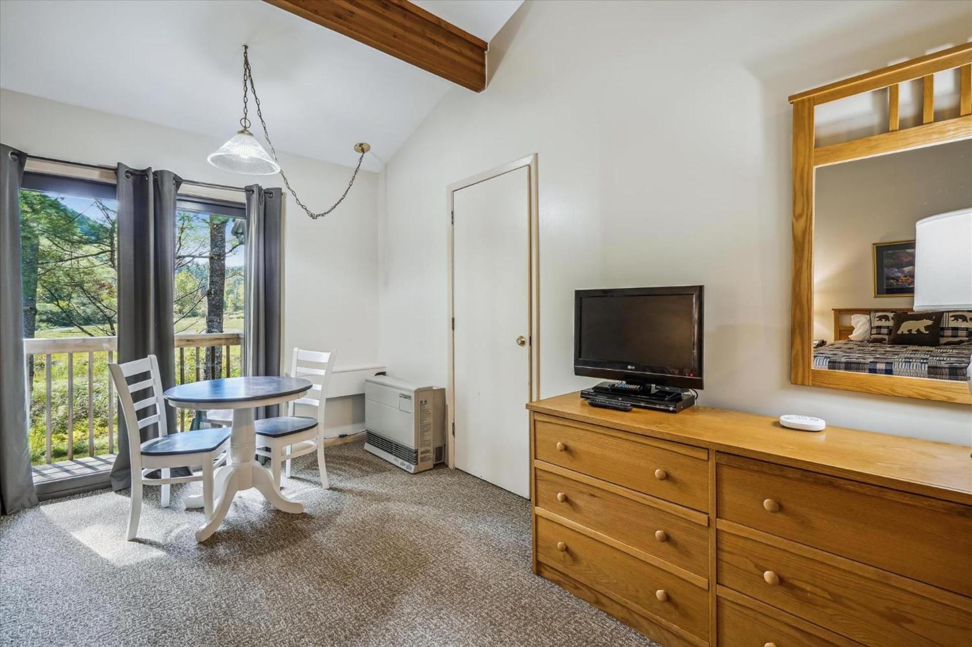 Cedarbrook Standard Hotel Room 204 photo 15