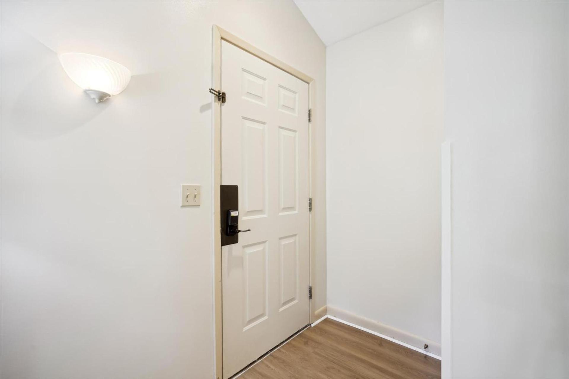 Cedarbrook Standard Hotel Room 204 photo 12