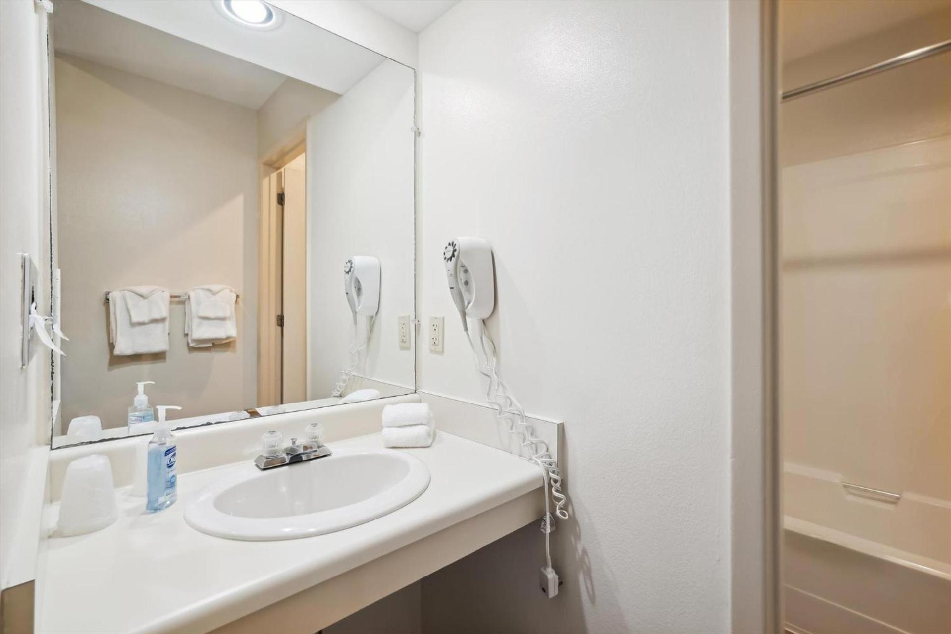 Cedarbrook Standard Hotel Room 204 photo 16