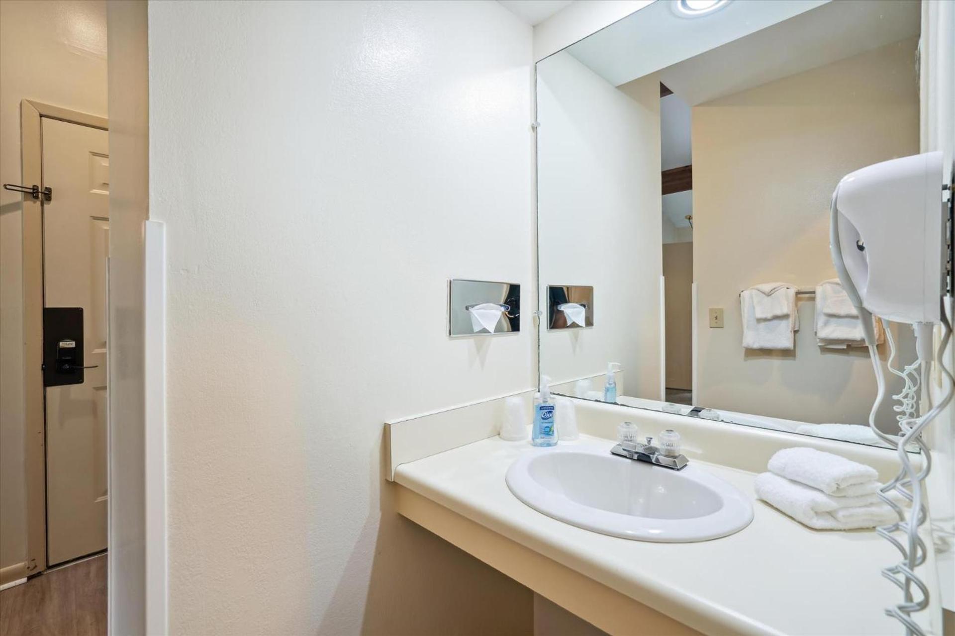 Cedarbrook Standard Hotel Room 204 photo 9