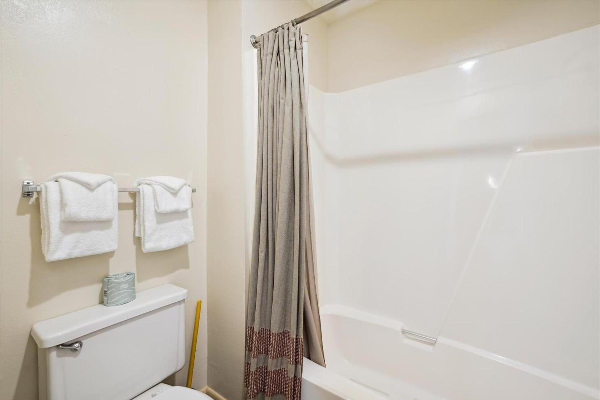 Cedarbrook Standard Hotel Room 204 photo 10