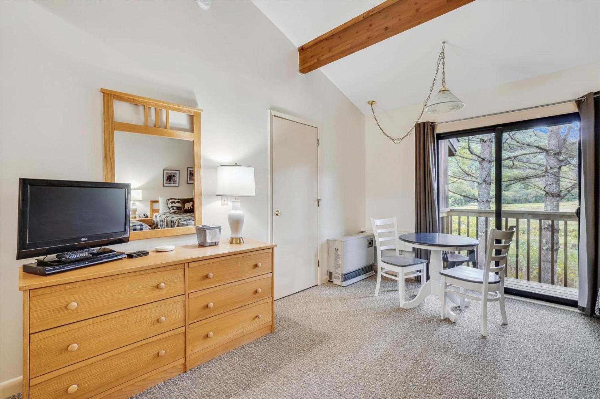 Cedarbrook Standard Hotel Room 201 photo 16