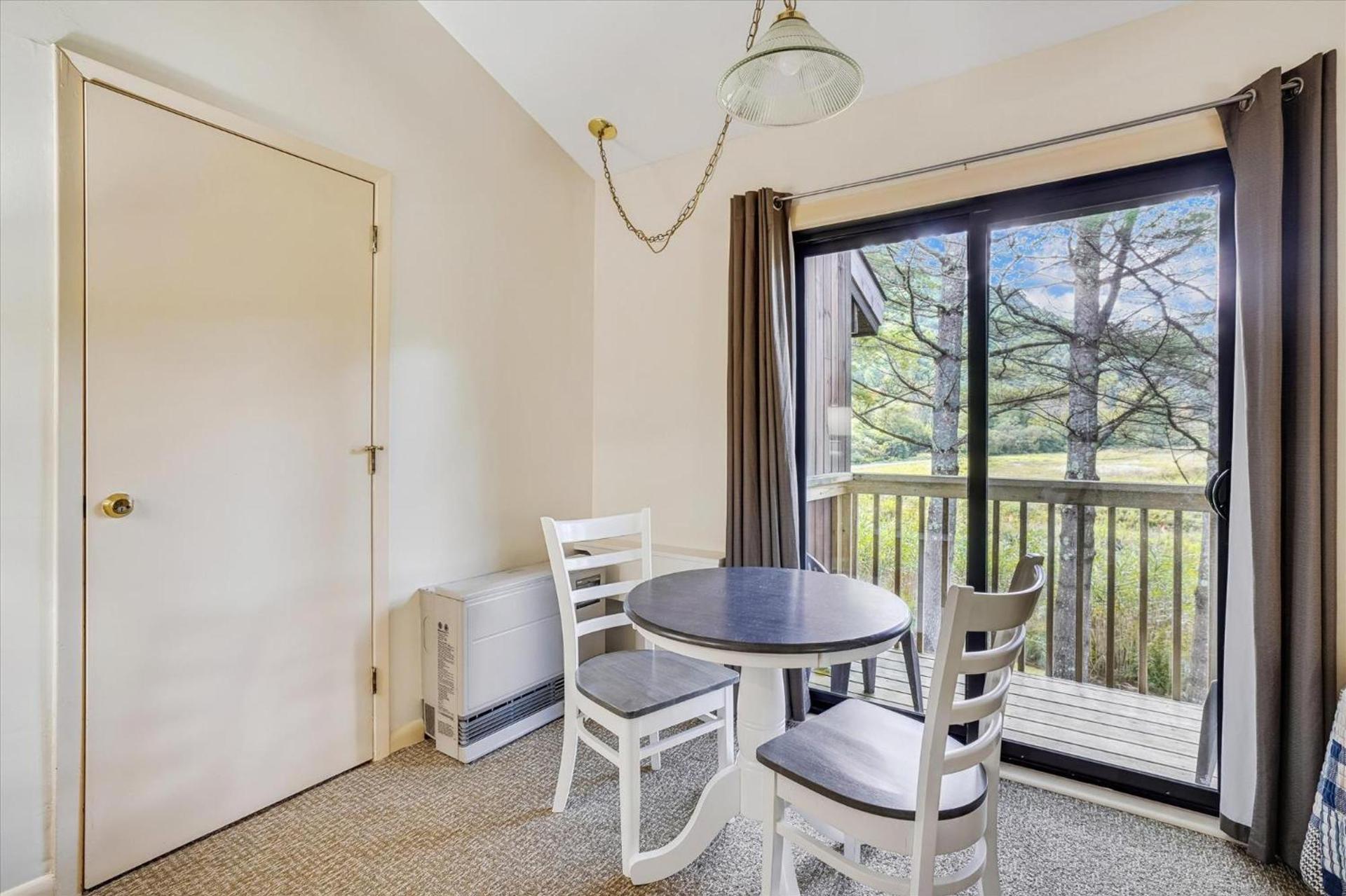 Cedarbrook Standard Hotel Room 201 photo 22
