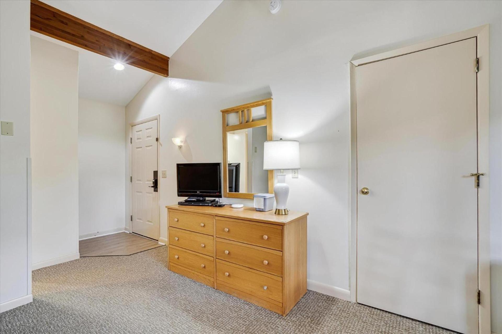 Cedarbrook Standard Hotel Room 201 photo 13