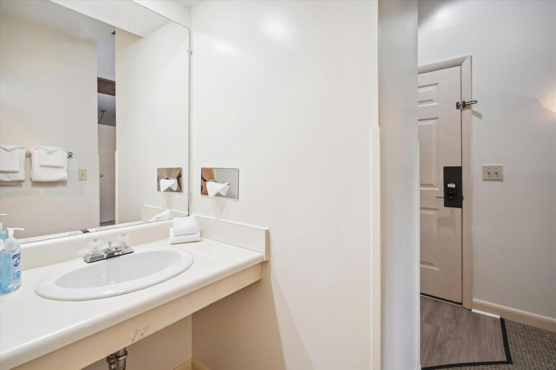Cedarbrook Standard Hotel Room 201 photo 17