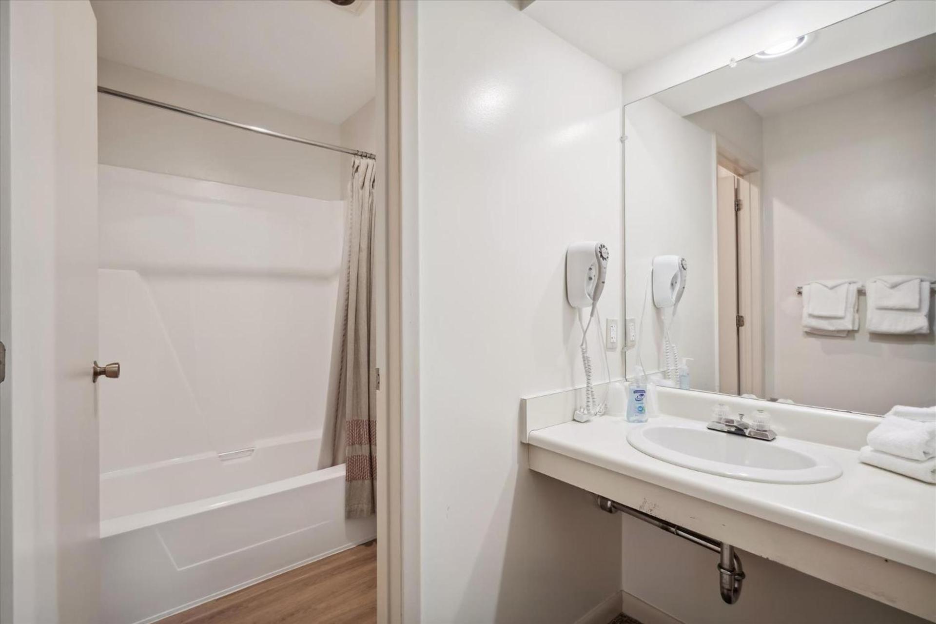 Cedarbrook Standard Hotel Room 201 photo 19
