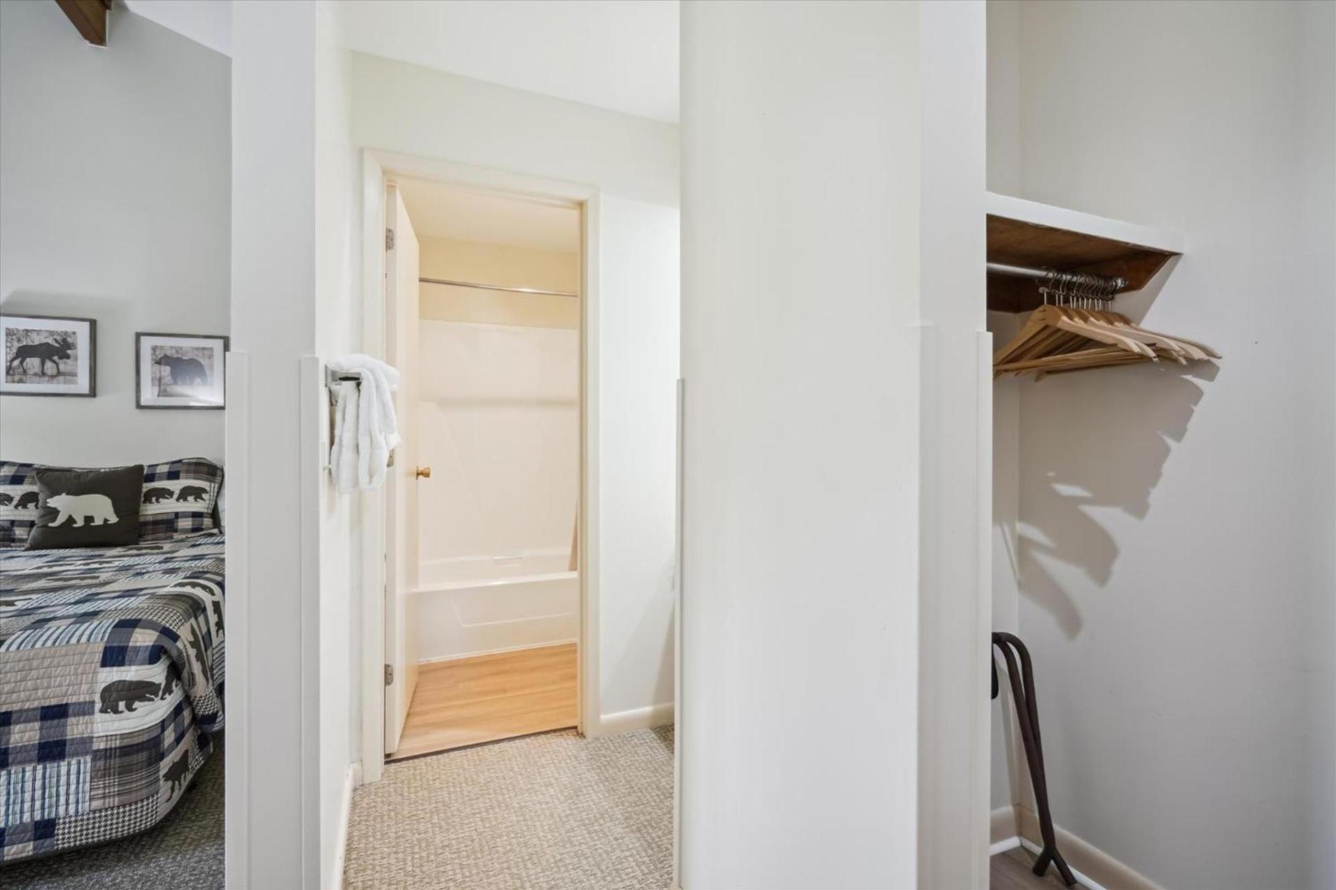 Cedarbrook Standard Hotel Room 201 photo 15