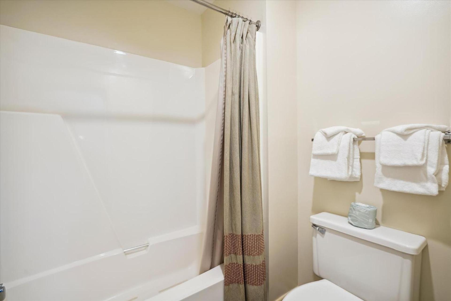 Cedarbrook Standard Hotel Room 201 photo 18