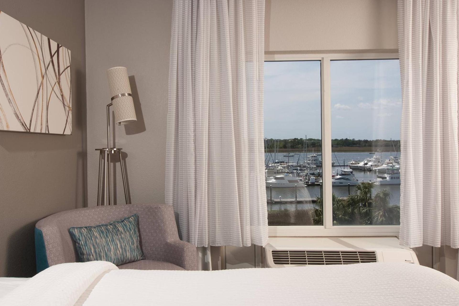 Courtyard Charleston Waterfront photo 9