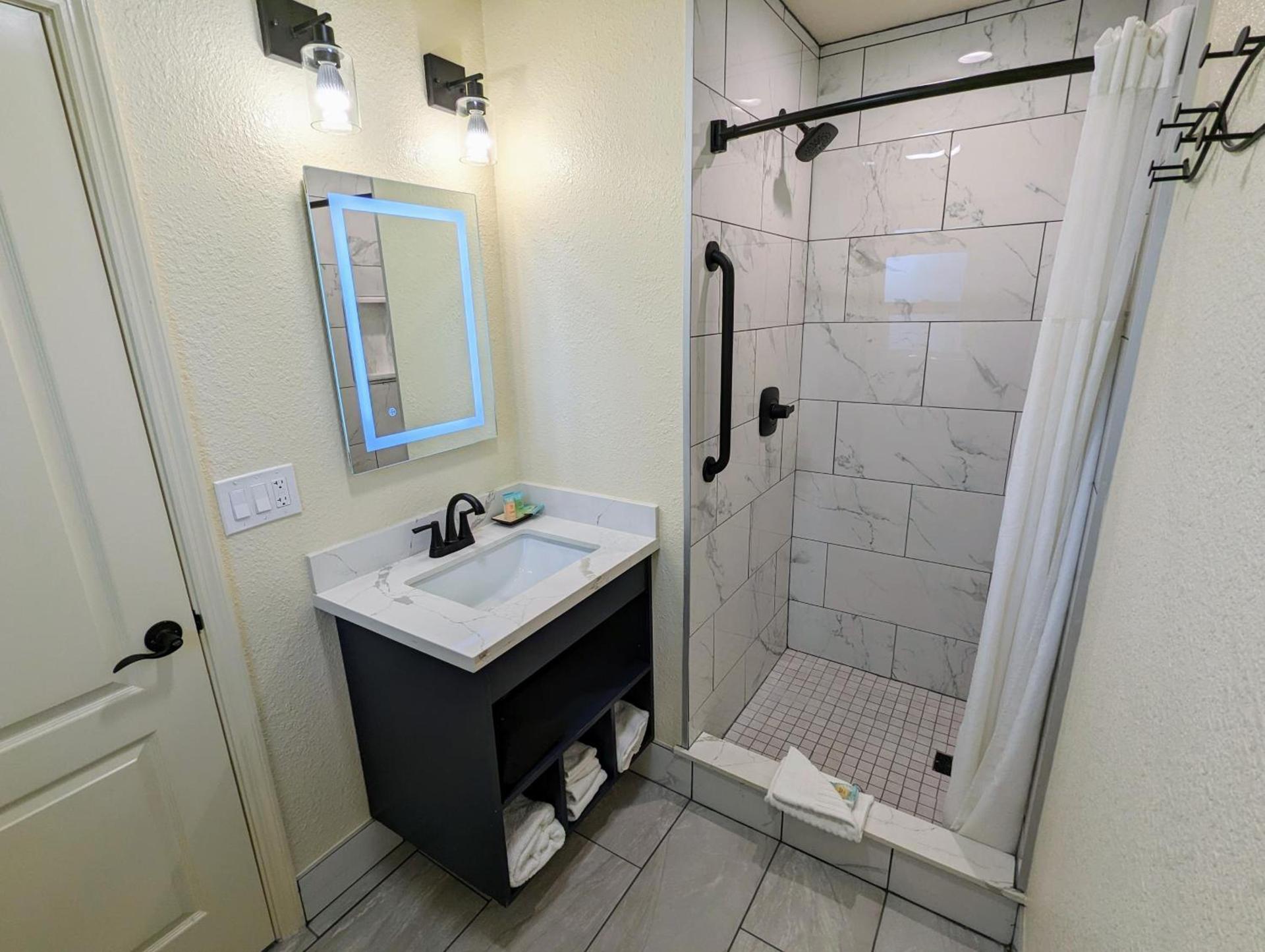 Clarion Collection Wilkie's Inn Pacific Grove - Monterey photo 28