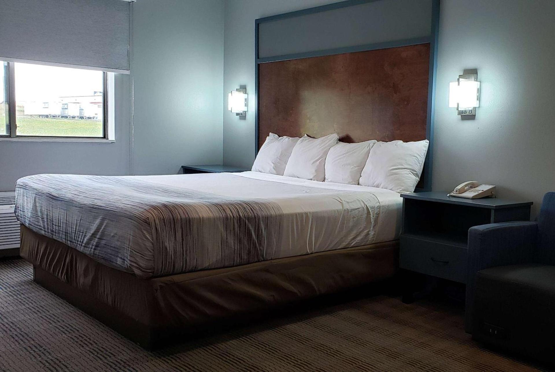 AmericInn by Wyndham Mauston photo 6