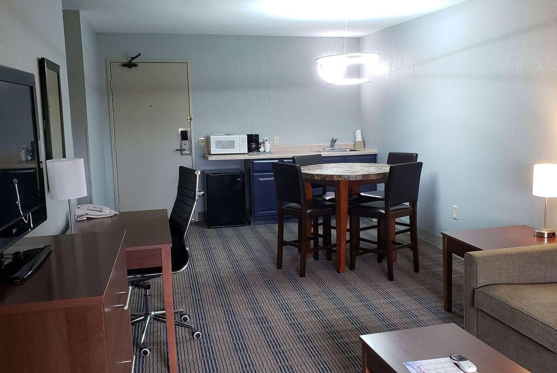 AmericInn by Wyndham Mauston photo 7