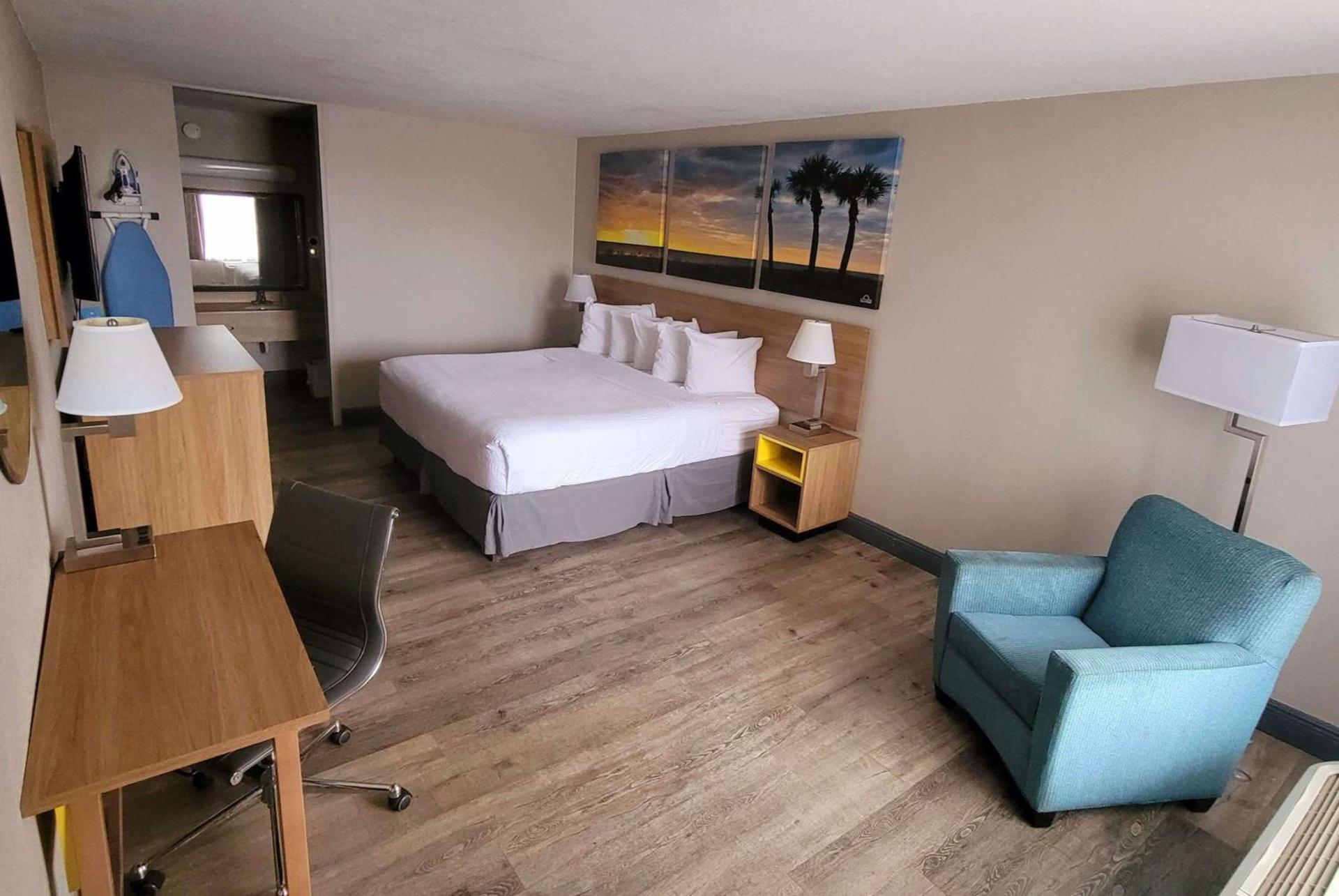 Days Inn by Wyndham Titusville Kennedy Space Center photo 12