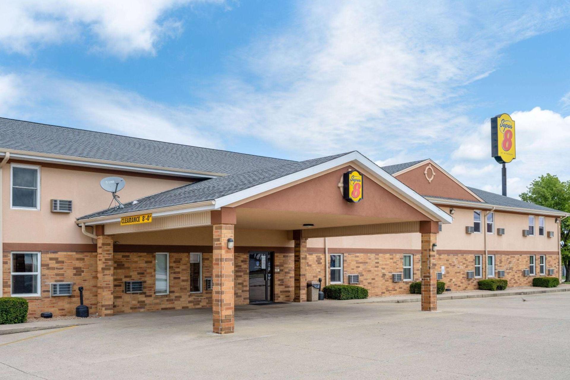 Super 8 by Wyndham Mattoon photo 2