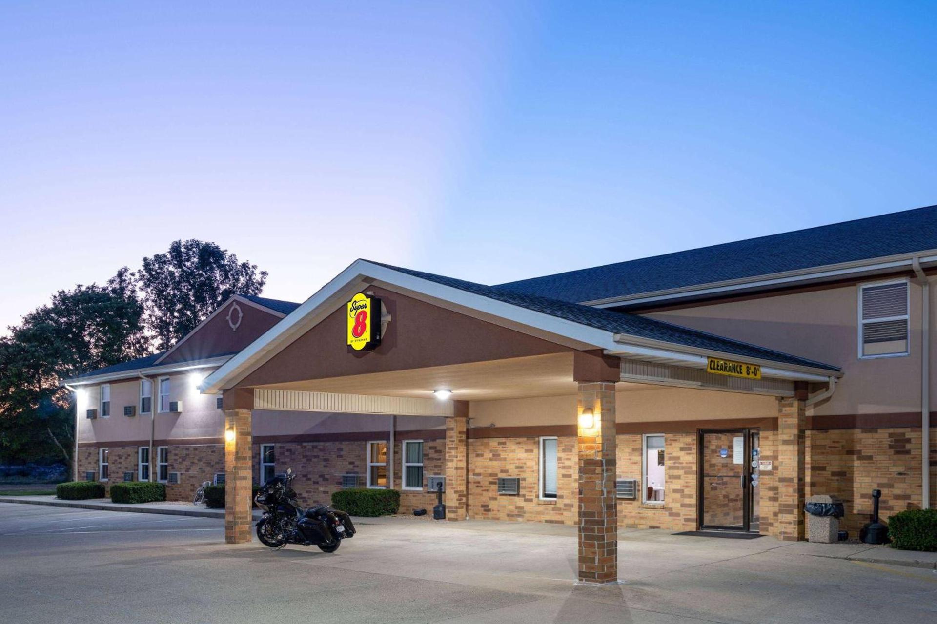 Super 8 by Wyndham Mattoon photo 3