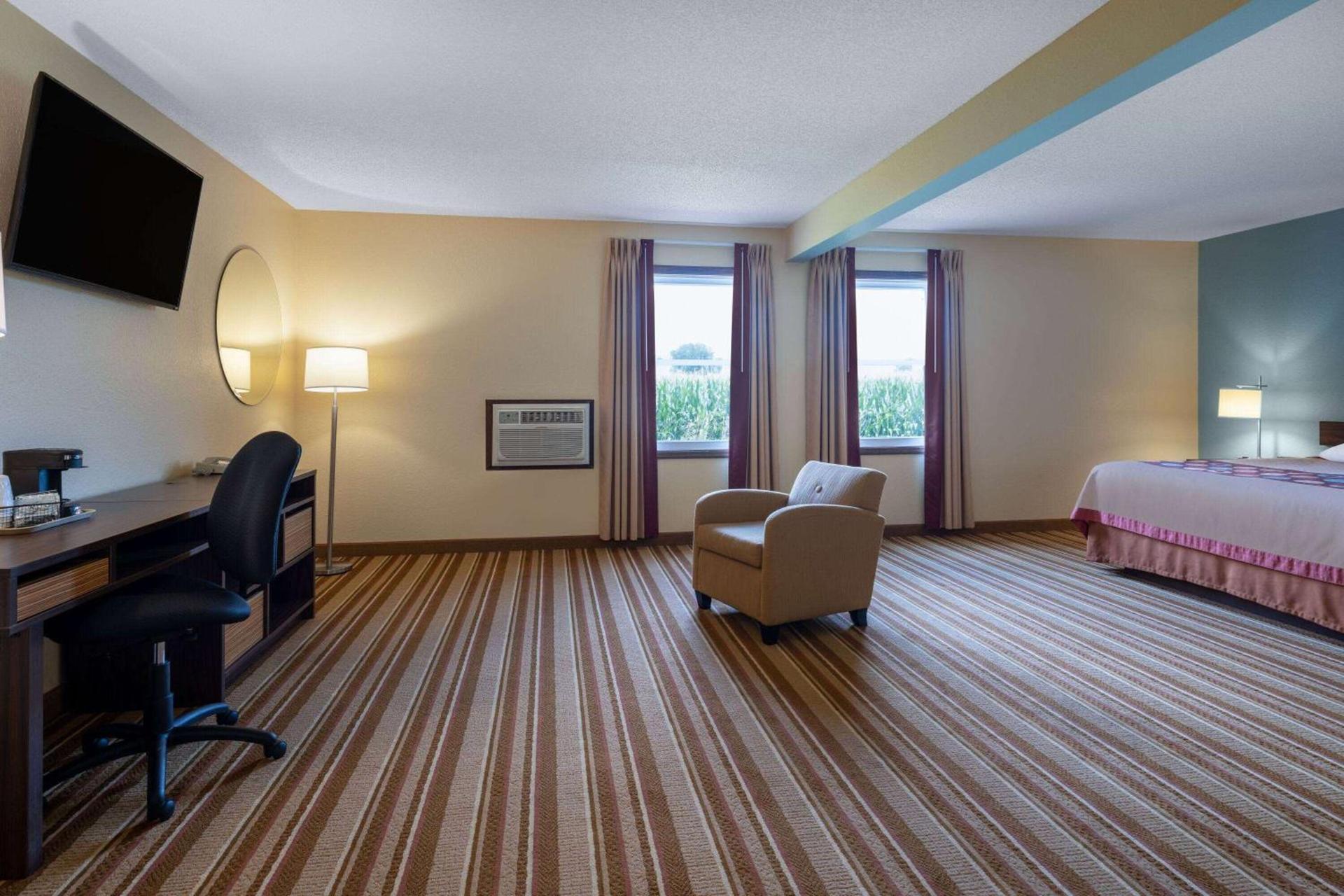 Super 8 by Wyndham Mattoon photo 25
