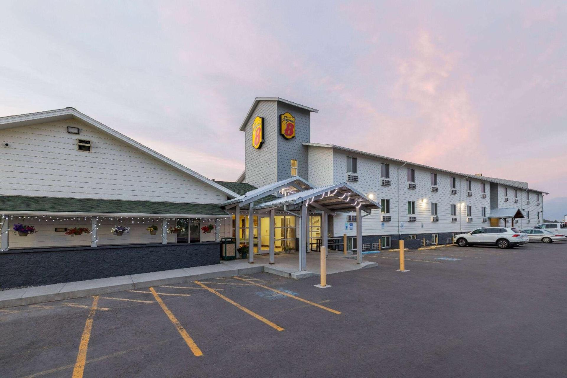 Super 8 by Wyndham Belgrade/Bozeman Airport photo 2