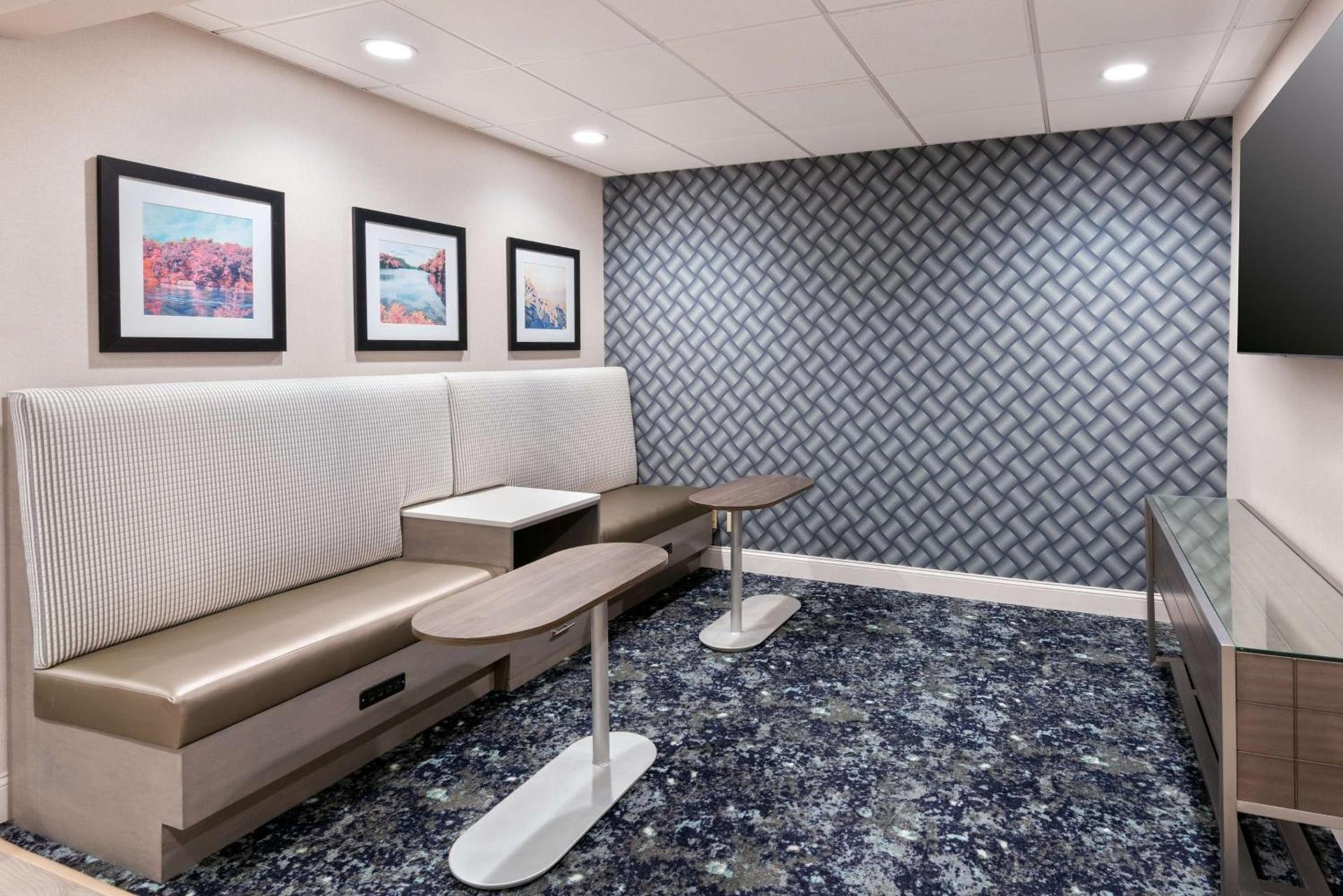 Hampton Inn Hartford Airport photo 26